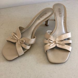 Cream leather sandals. Michelle D